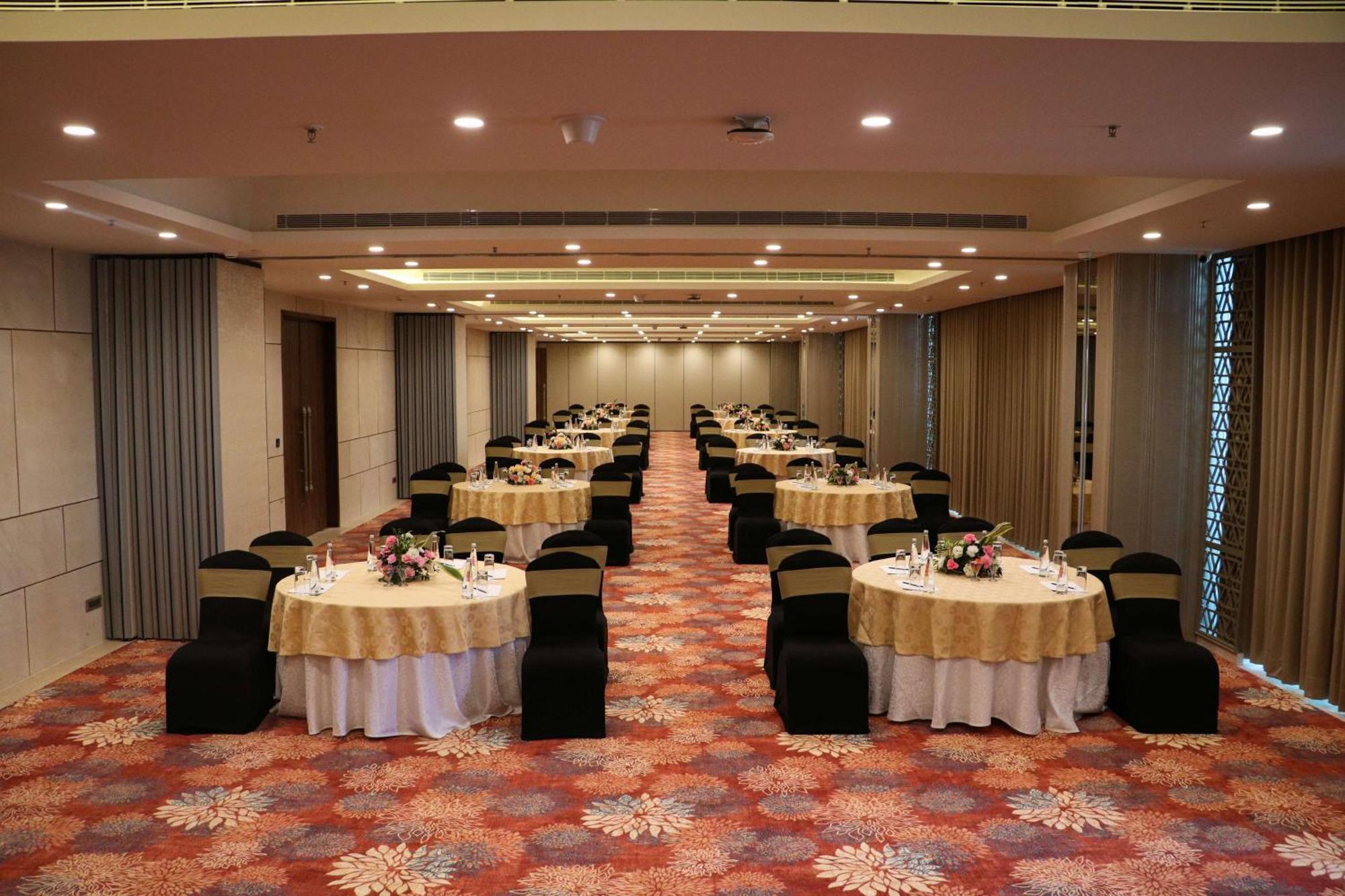 Gift City Club, A Member Of Radisson Individuals Gandhinagar Ngoại thất bức ảnh