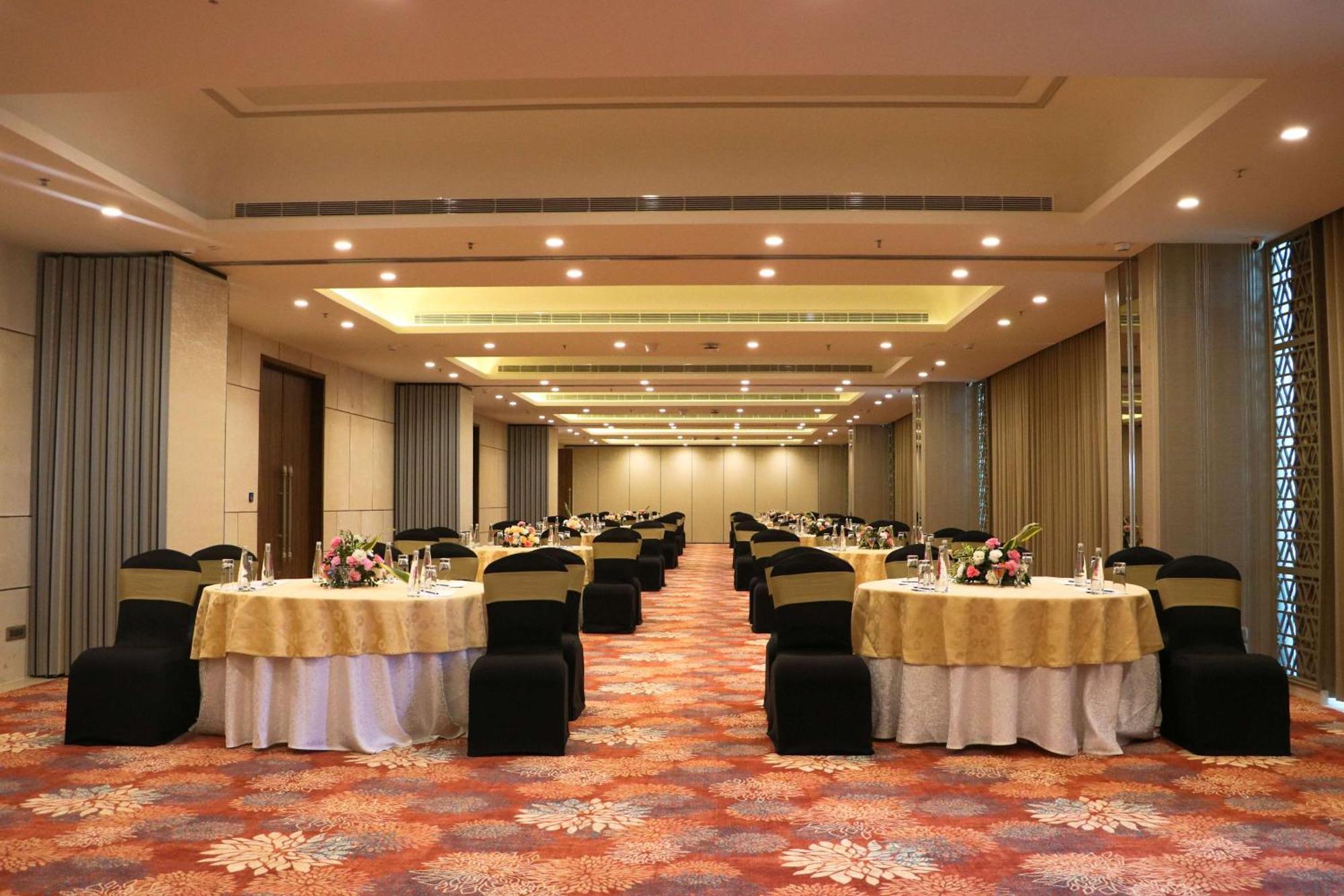 Gift City Club, A Member Of Radisson Individuals Gandhinagar Ngoại thất bức ảnh