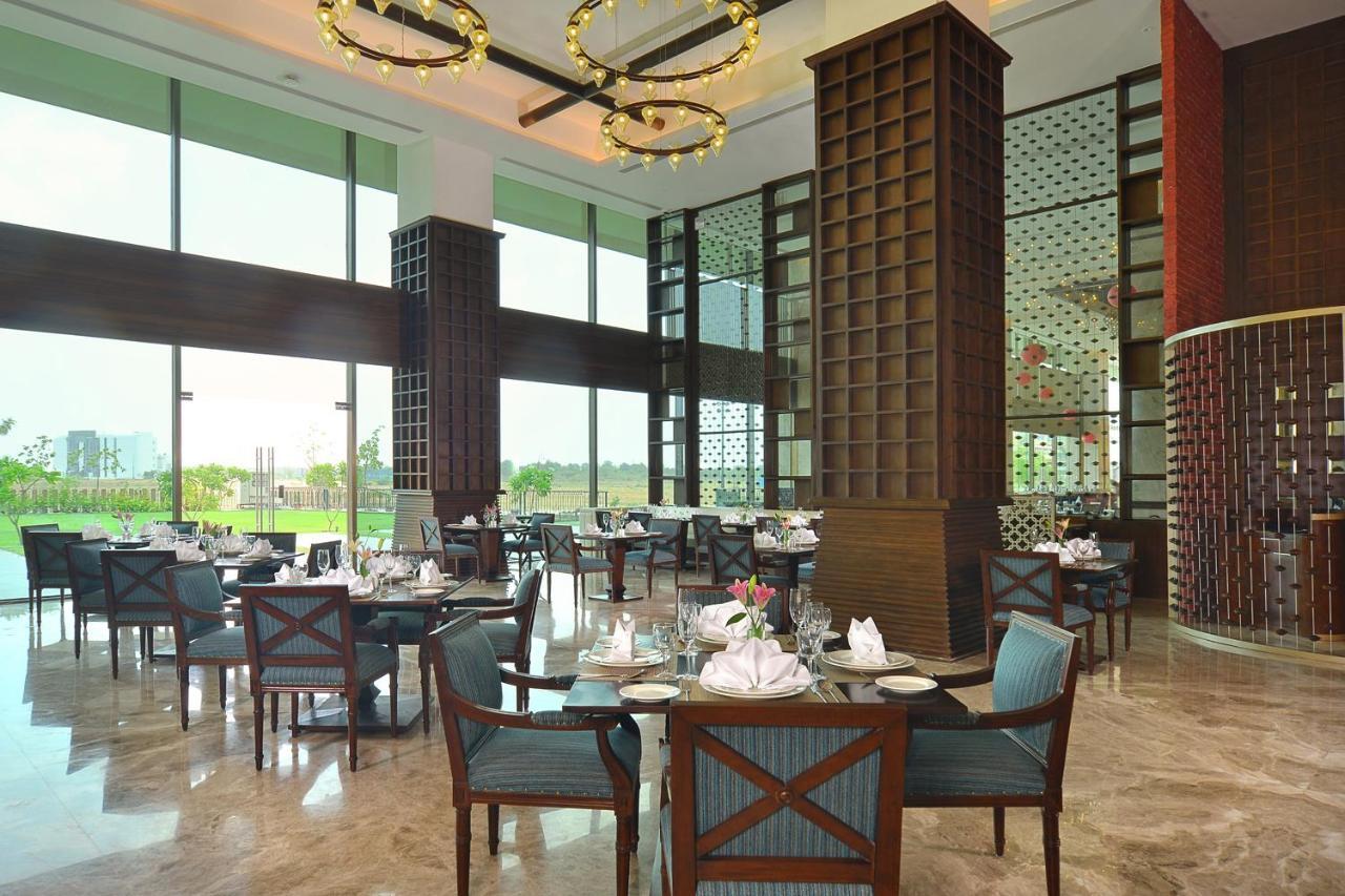 Gift City Club, A Member Of Radisson Individuals Gandhinagar Ngoại thất bức ảnh